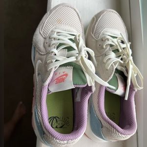 Women’s Nike size 6